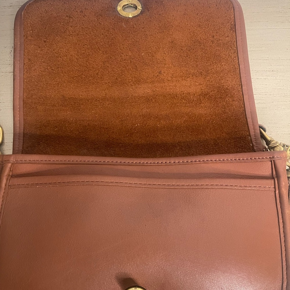 Vintage Coach Pocket Purse
Creed No M4C-9755 (1994). Made in the USA
10x6x2.5 - Picture 6 of 10